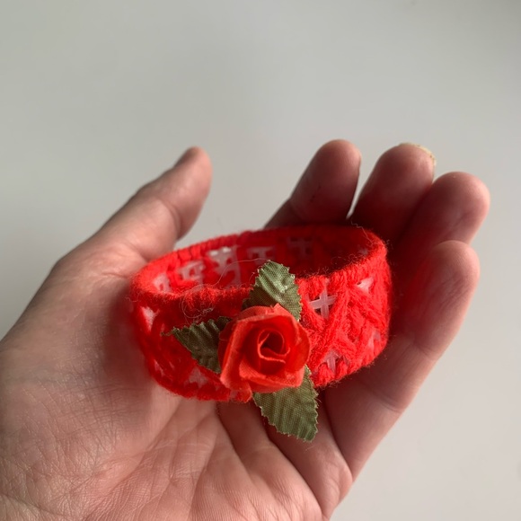 Set of 8 Handmade by Grandma Eclectic red crochet napkin rings with a red rose - Picture 3 of 4